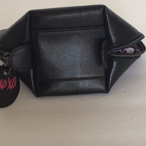 VICTORIAS SECRET HEART SHAPED MAKEUP BAG - Picture 10 of 10